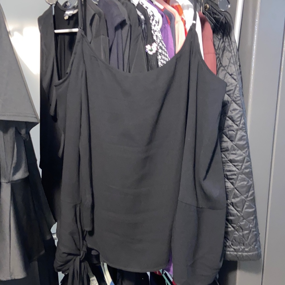 BCBGMAXAZRIA BLACK BLOUSE